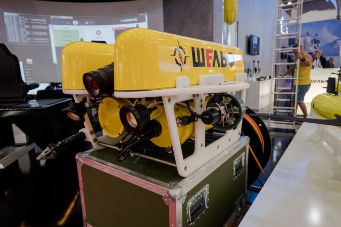 The remotely-controlled unmanned submersible