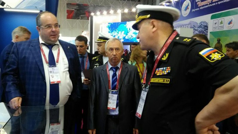 Vice Admiral Igor Mukhametshin and KSRC director Pavel Filippov at the Army-2019 forum
