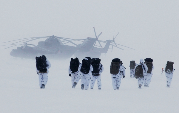 Russian airborne troopers in Arctic